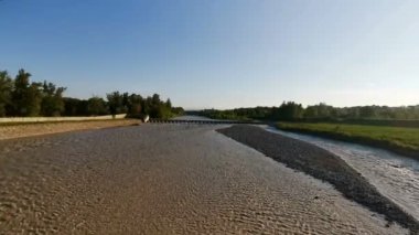 Montecchio Emilia 'daki Enza Nehri. Köprüden sel basmış. Gün batımında kirli suyla dolmuş.