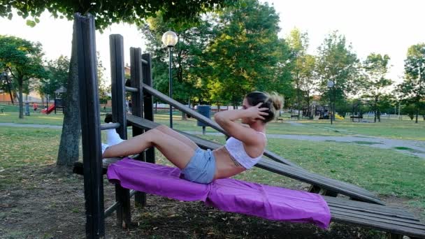 Hermosa Chica Gimnasta Culturista Hace Situps Inclinación Banco — Vídeo de stock