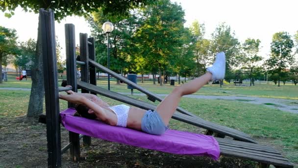 Hermosa Chica Gimnasta Culturista Hace Situps Inclinación Banco — Vídeo de stock