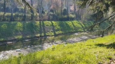 Reggio Emilia şehir merkezindeki Crostolo nehrinde güzel bir yürüyüş.