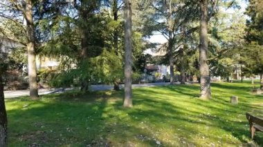 Reggio Emilia şehir merkezindeki Crostolo nehrinde güzel bir yürüyüş.