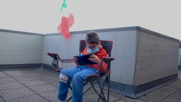 Baby Ιταλικό Αγόρι Παίζει Pad Ψηφιακά Παιχνίδια Στο Σπίτι Στο — Αρχείο Βίντεο