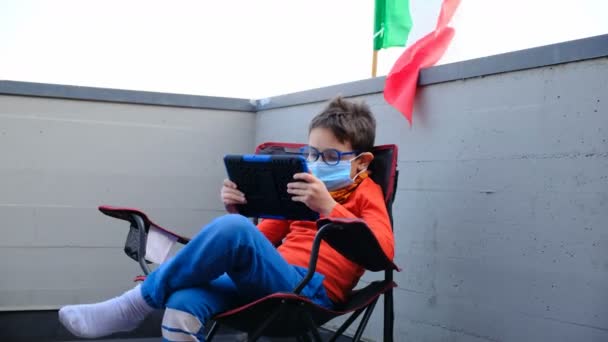 Bebé Italiano Niño Jugando Con Almohadilla Juegos Digitales Casa Corona — Vídeo de stock