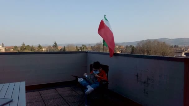 Дитина Італійський Хлопчик Грає Майданчиком Цифрові Ігри Вдома Корона Вірусний — стокове відео