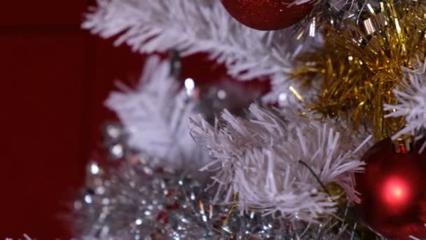 Übersicht Rote Weihnachtskugeln Auf Weißem Weihnachtsbaum — Stockvideo