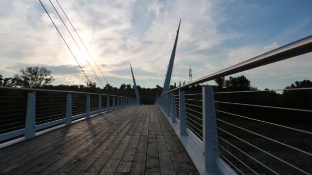 サスソロ モデナのセキア川と日没時に木の歩道を渡る橋 — ストック動画