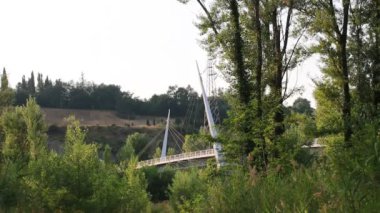 Gün batımında ahşap geçitli sassuolo modena nehri üzerindeki köprü.