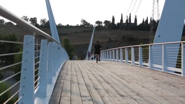 夕阳西下 萨索洛莫迪纳的塞奇亚河上有一座桥 桥上有木制人行道 — 图库视频影像