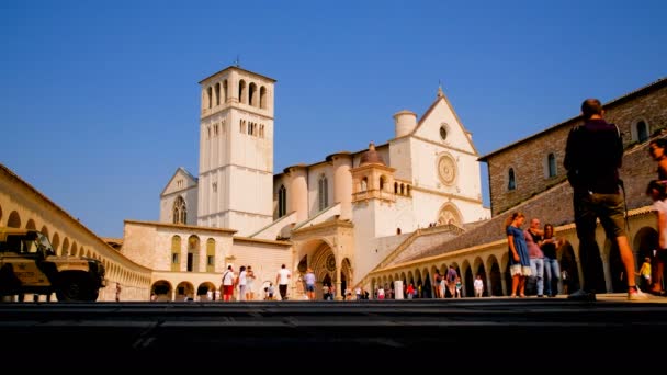 Panorama Der Stadt Assisi Mit Glockenturm Und Basilika Bei Sonnenuntergang — Stockvideo