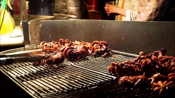 Steet Jídlo Grilované Chobotnice Grilu Ohněm Rukama — Stock video