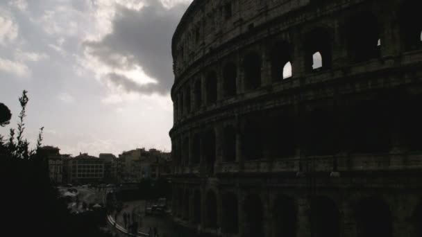 Rome Coliseum Bij Zonsondergang Bewolkte Dag Met Mensen — Stockvideo