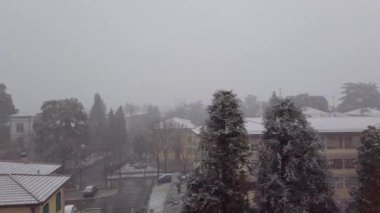 Mart 2020 'nin sonunda Emilia' da kar yağar ve bibbiano reggio Emilia 'da evlerin çatılarında kar yağar.