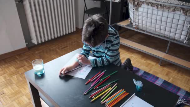Італійських Дітей Роблять Малюнки Вдома Ізоляції Вірусу Маскою — стокове відео