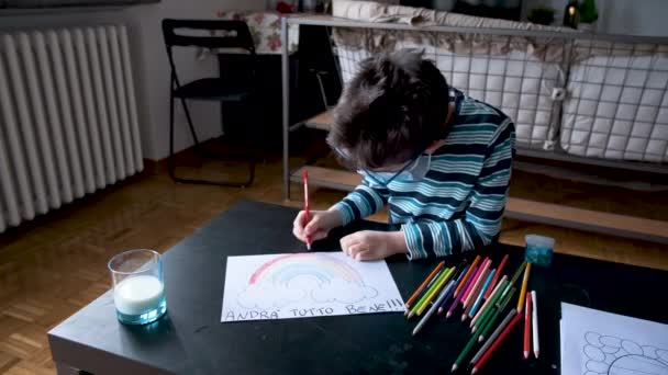Covid Włoskie Dziecko Robi Pracę Domową Wielkanoc Izolacji Wirusa Maską — Wideo stockowe