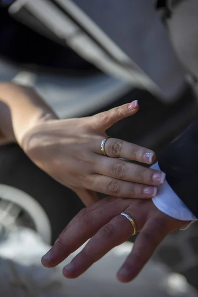 Noivo Noiva Com Anéis Casamento Unhas Mãos — Fotografia de Stock