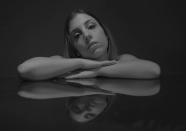 Renkli aynaya yansıyan model portresi