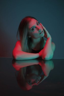 Renkli aynaya yansıyan model portresi