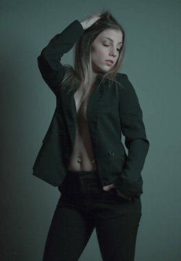 Renkli aynaya yansıyan model portresi