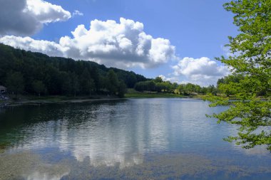 Ventasso Reggio Emilia, güzel güneşli bir günde dağ gölü ve tepe