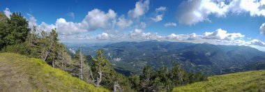 Ventasso Reggio Emilia, güzel güneşli bir günde dağ gölü ve tepe