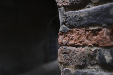 Eski kahverengi tuğla duvar Zamanla karardı ve sis