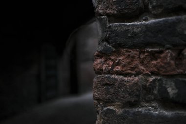 Eski kahverengi tuğla duvar Zamanla karardı ve sis