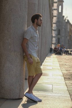 Şehirde güzel bir çocuk yaz günü akıllı telefon gözlüğü takıyor.