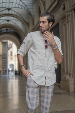 Şehirde güzel bir çocuk yaz günü akıllı telefon gözlüğü takıyor.