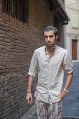 Şehirde güzel bir çocuk yaz günü akıllı telefon gözlüğü takıyor.