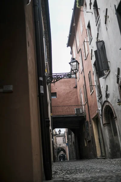 Sonbaharda Eski Kentte Eski Tuğla Duvarları Olan Ferrara Sokakları — Stok fotoğraf