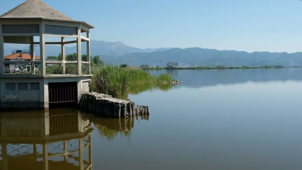 塔台和宝塔构成的大花椰菜湖的全景 — 图库视频影像