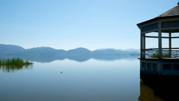 塔台和宝塔构成的大花椰菜湖的全景 — 图库视频影像