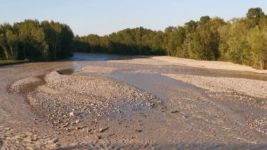 Montecchio Emilia 'daki Enza Nehri. Köprüden sel basmış. Gün batımında kirli suyla dolmuş.