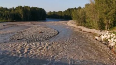 Montecchio Emilia 'daki Enza Nehri. Köprüden sel basmış. Gün batımında kirli suyla dolmuş.