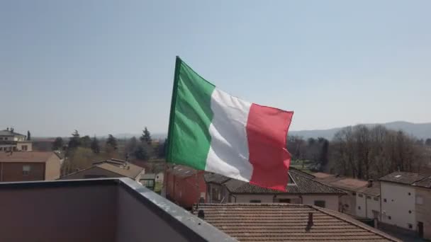 Italská Vlajka Vítr Nebe Reálném Čase Video Covid Sanny Den — Stock video