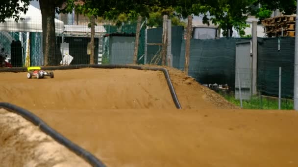 Rádio controlado carro de estrada de terra que salta em argila rc offroad — Vídeo de Stock