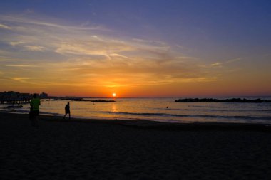 Rini kumsalı Parlak renklerle ve denizle güzel gün batımı 