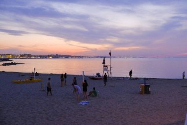 Rini kumsalı Parlak renklerle ve denizle güzel gün batımı 