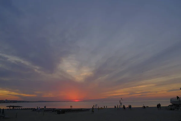 Rimini Strand schöner Sonnenuntergang mit hellen Farben und Meer — Stockfoto