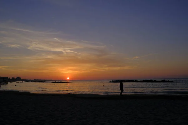 Rimini plage magnifique coucher de soleil avec des couleurs vives et la mer — Photo