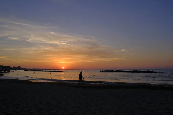 Rimini strand gyönyörű naplemente élénk színek és a tenger — Stock Fotó