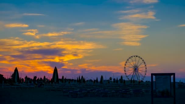 Rimini plage magnifique coucher de soleil avec des couleurs vives et la mer roue panoramique — Video