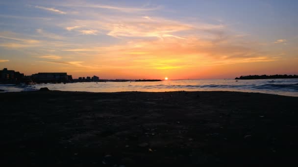 Rimini playa hermosa puesta de sol con colores brillantes y el mar — Vídeo de stock