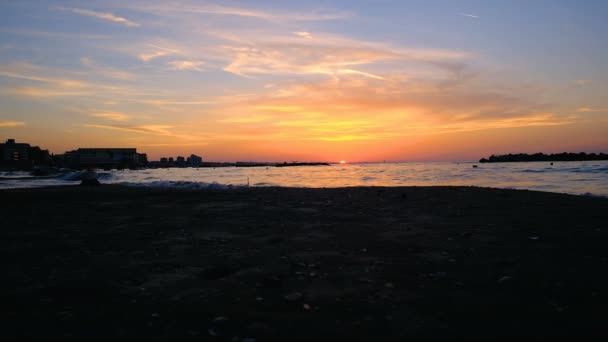 明るい色と海とリミニビーチの美しい夕日 — ストック動画