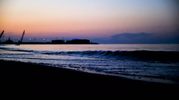 Rimini playa hermosa puesta de sol con colores brillantes y el mar — Vídeos de Stock