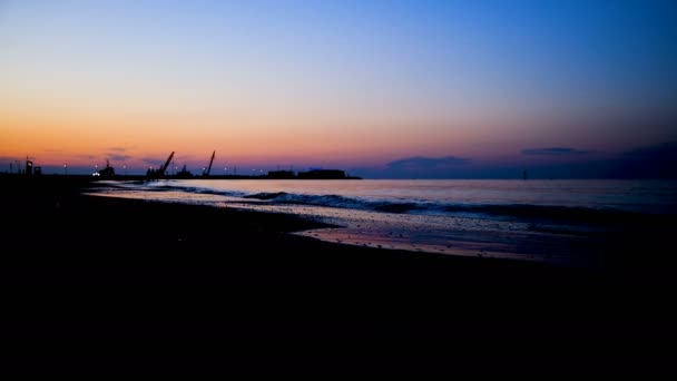 Rimini strand prachtige zonsondergang met heldere kleuren en zee — Stockvideo