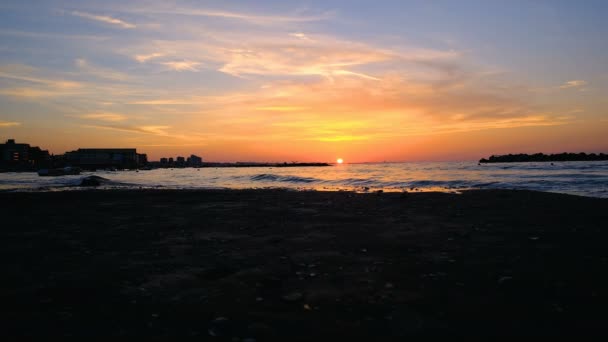 Rimini plage magnifique coucher de soleil avec des couleurs vives et la mer — Video