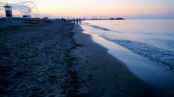 Rimini playa hermosa puesta de sol con colores brillantes y el mar — Vídeo de stock