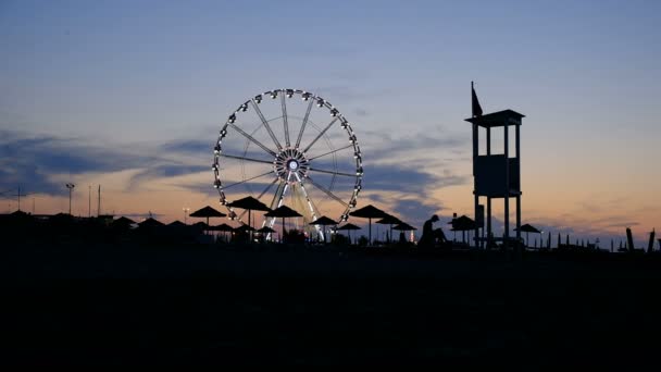 Rimini strand prachtige zonsondergang met heldere kleuren en zee panoramisch wiel — Stockvideo