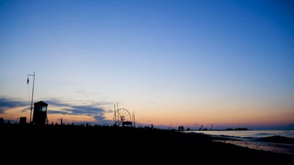 Rimini παραλία όμορφο ηλιοβασίλεμα με φωτεινά χρώματα και θάλασσα — Αρχείο Βίντεο